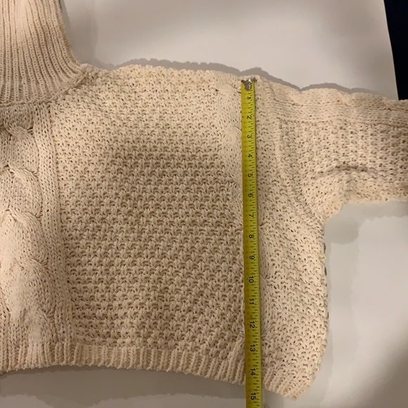 Cable knit crop sweater - Picture 5 of 7